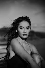 Erika Carlina dikenal sebagai selebritas internet dan aktris berbakat Indonesia. Simak fakta menarik, karier, serta trivia tentang Erika Carlina yang mungkin belum kamu ketahui.