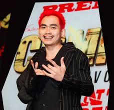 Aldi Renaldi atau dikenal sebagai Mister Aloy adalah sosok kreator yang menarik perhatian dengan konten unik dan gaya khasnya, menghadirkan hiburan serta inspirasi bagi para pengikutnya di media sosial.