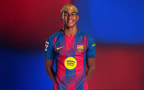 Lamine Yamal adalah salah satu talenta muda paling bersinar dalam dunia sepak bola saat ini. Lahir pada 13 Juli 2007 di Spanyol, ia berkembang melalui akademi terkenal FC Barcelona, La Masia, yang telah melahirkan banyak pemain hebat. Berkat kemampuan dribel yang luar biasa, kecepatan, kreativitas, dan visi bermain yang matang untuk usianya, Yamal berhasil menembus tim utama Barcelona saat masih sangat muda.