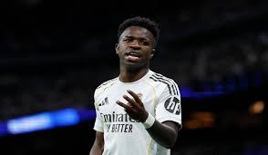 Vinícius Júnior adalah salah satu bintang sepak bola paling bersinar di dunia saat ini. Pemain asal Brasil yang dikenal dengan kecepatan, kelincahan, dan kemampuan dribelnya yang luar biasa ini telah menjadi andalan Real Madrid serta Tim Nasional Brasil. Sejak memulai karier profesionalnya di Flamengo hingga meraih berbagai gelar bergengsi di Eropa, Vinícius terus menunjukkan perkembangan yang mengesankan dan membuktikan dirinya sebagai salah satu pemain terbaik generasinya. Ikuti kuis trivia ini untuk menguji seberapa jauh pengetahuanmu tentang kehidupan, karier, dan fakta menarik seputar Vinícius Júnior!