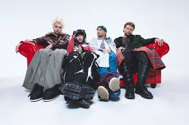 Siapa yang tidak kenal dengan 5 Seconds of Summer (5SOS)? Band pop-rock asal Australia yang beranggotakan Luke Hemmings, Calum Hood, Michael Clifford, dan Ashton Irwin ini telah memikat jutaan penggemar di seluruh dunia lewat lagu-lagu hits seperti She Looks So Perfect, Youngblood, dan Teeth. Berawal dari mengunggah video cover di YouTube, 5SOS berhasil menjelma menjadi salah satu band paling sukses di generasinya. Seberapa dalam kamu mengenal perjalanan karier, album, dan fakta menarik tentang mereka? Uji pengetahuanmu melalui trivia seru 5 Seconds of Summer berikut ini!