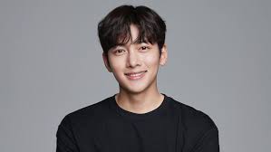 Ji Chang Wook adalah salah satu aktor Korea Selatan paling populer yang dikenal lewat pesonanya, kemampuan akting yang luar biasa, dan berbagai peran ikonik dalam drama seperti Healer, The K2, Suspicious Partner, hingga The Worst of Evil. Seberapa baik kamu mengenal perjalanan karier dan fakta menarik tentangnya? Uji pengetahuanmu sekarang!