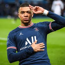 Kylian Mbappé adalah salah satu pesepak bola terbaik dunia yang dikenal karena kecepatan luar biasa, kemampuan mencetak gol, dan prestasinya di usia muda. Lahir di Prancis pada 20 Desember 1998, Mbappé mulai menarik perhatian dunia saat membela AS Monaco sebelum menjadi bintang bersama Paris Saint-Germain dan kemudian Real Madrid. Ia juga berperan penting dalam keberhasilan Tim Nasional Prancis menjuarai Piala Dunia FIFA 2018. Seberapa banyak yang kamu ketahui tentang perjalanan karier, rekor, dan fakta menarik sang superstar sepak bola ini? Uji pengetahuanmu dalam trivia Kylian Mbappé!