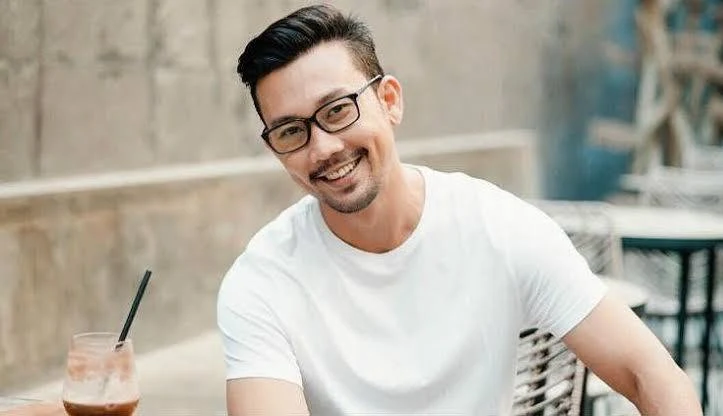 Siapa yang tidak kenal dengan Denny Sumargo? Mantan pebasket nasional yang sukses bertransformasi menjadi aktor, presenter, dan podcaster ini memiliki perjalanan karier yang penuh inspirasi. Seberapa jauh kamu mengenal sosok Densu? Ikuti kuis trivia Denny Sumargo dan buktikan kalau kamu adalah penggemar sejati!
