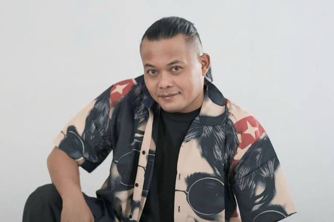 Sule dikenal sebagai salah satu komedian paling populer di Indonesia yang sukses membangun karier sebagai pelawak, presenter, aktor, sekaligus penyanyi. Seberapa jauh kamu mengenal perjalanan karier dan kehidupan Sule? Uji pengetahuanmu lewat trivia seru berikut!