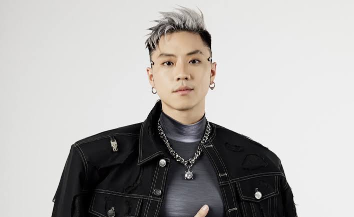 DJ Wukong dikenal sebagai sosok yang mencuri perhatian di dunia musik elektronik berkat penampilan energik dan racikan musik yang khas. Seberapa jauh kamu mengenal perjalanan karier, gaya bermusik, hingga fakta menarik tentang DJ Wukong? Ikuti kuis trivia ini dan buktikan kalau kamu adalah penggemar sejati!