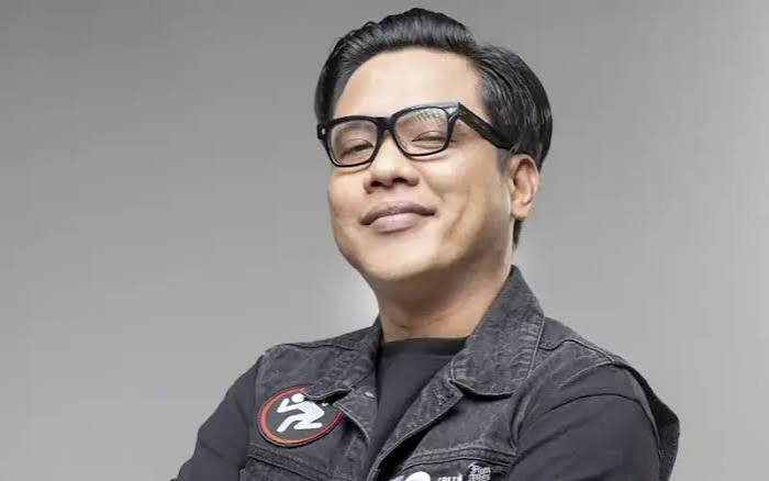 Gofar Hilman dikenal sebagai sosok multitalenta yang sukses berkarier di berbagai bidang, mulai dari penyiar radio, YouTuber, pengusaha, hingga kreator konten. Gaya bicara yang khas dan kepribadiannya yang santai membuat Gofar punya banyak penggemar. Seberapa jauh kamu mengenal perjalanan karier dan fakta menarik tentang Gofar Hilman? Yuk, ikuti kuis trivia ini dan buktikan apakah kamu benar-benar fans sejatinya!