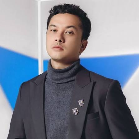 Siapa yang tidak kenal dengan Nicholas Saputra? Aktor Indonesia yang dikenal lewat kemampuan aktingnya yang kuat dan karakter yang beragam ini telah menjadi salah satu sosok ikonik di dunia perfilman Tanah Air. Dari perjalanan karier, film-film populer, hingga berbagai fakta menarik tentang dirinya, Nicholas Saputra selalu punya sisi yang bikin penasaran. Seberapa jauh kamu mengenal sosok Nicholas Saputra? Ikuti kuis trivia ini dan buktikan kalau kamu benar-benar penggemar sejati!
