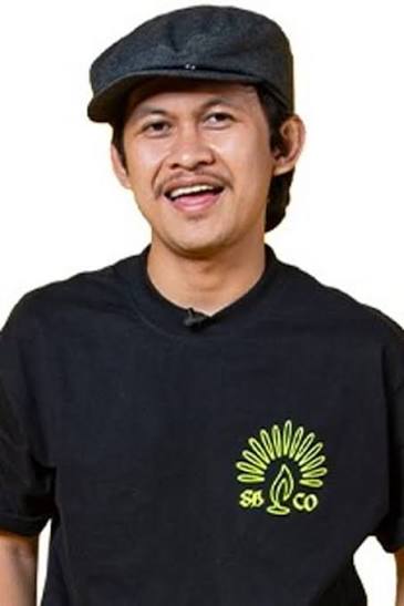 Indra Jegel dikenal sebagai komika sekaligus aktor Indonesia yang punya gaya humor khas dan berhasil mencuri perhatian lewat berbagai penampilan di dunia hiburan. Dari panggung stand-up comedy hingga layar lebar, perjalanan kariernya terus berkembang dan membuat namanya semakin dikenal publik. Seberapa jauh kamu mengenal perjalanan karier, karya, hingga fakta menarik tentang Indra Jegel? Yuk, ikuti kuis trivia ini dan buktikan apakah kamu benar-benar penggemar Indra Jegel!