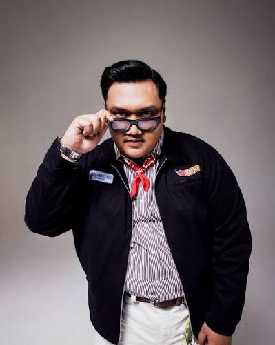 Siapa yang tidak kenal dengan Ndarboy Genk? Penyanyi dan musisi asal Yogyakarta ini dikenal lewat lagu-lagu berbahasa Jawa yang berhasil mencuri perhatian banyak pendengar. Dengan gaya musik yang khas dan lirik yang dekat dengan kehidupan sehari-hari, Ndarboy Genk menjadi salah satu nama populer di skena musik Jawa modern. Tapi, seberapa jauh kamu mengenal perjalanan karier, lagu-lagu hits, dan fakta menarik tentang Ndarboy Genk? Yuk, ikuti kuis trivia ini dan buktikan apakah kamu benar-benar penggemar Ndarboy Genk!