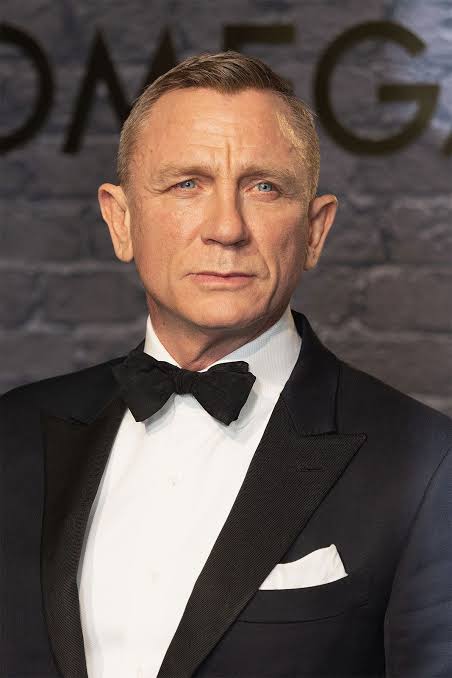 Daniel Craig dikenal luas sebagai aktor Inggris yang sukses menghidupkan karakter James Bond dalam beberapa film ikonik 007. Dengan gaya akting yang kuat, karisma khas, dan peran-peran beragam di luar dunia Bond, Craig berhasil menjadi salah satu aktor paling populer di generasinya. Seberapa jauh kamu mengenal perjalanan karier, film-film, hingga fakta menarik tentang Daniel Craig? Yuk, uji pengetahuanmu lewat trivia seru berikut!