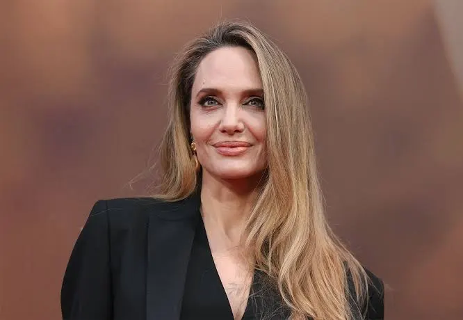 Angelina Jolie dikenal sebagai salah satu aktris Hollywood paling ikonik yang sukses mencuri perhatian lewat berbagai film populer, sekaligus dikenal sebagai sutradara, produser, dan aktivis kemanusiaan. Dari perannya sebagai Lara Croft hingga kiprahnya di balik layar, perjalanan karier Jolie dipenuhi berbagai pencapaian menarik. Seberapa jauh kamu mengenal kehidupan, perjalanan karier, dan fakta menarik tentang Angelina Jolie? Yuk, ikuti kuis trivia ini dan buktikan apakah kamu benar-benar penggemar sejatinya!