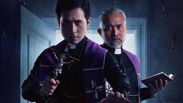 Film Kuasa Gelap menjadi salah satu film horor Indonesia yang menarik perhatian lewat kisah eksorsisme, teror supranatural, dan perjuangan melawan kekuatan jahat. Mengangkat tema kerasukan yang berkaitan dengan ritual pengusiran setan dalam tradisi Katolik, film ini menghadirkan ketegangan sekaligus cerita yang bikin penasaran. Seberapa jauh kamu mengenal alur cerita, karakter, hingga fakta menarik di balik film Kuasa Gelap? Yuk, ikuti kuis trivia ini dan buktikan apakah kamu benar-benar tahu seluk-beluk film horor yang satu ini!