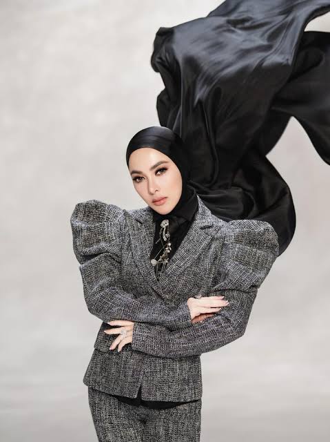 Syahrini dikenal sebagai salah satu penyanyi dan selebritas Indonesia yang ikonik berkat gaya glamor, penampilan mewah, serta jargon-jargonnya yang khas dan fenomenal. Namanya semakin populer lewat lagu-lagu hits dan kepribadiannya yang selalu berhasil mencuri perhatian publik. Seberapa jauh kamu mengenal perjalanan karier, kehidupan, dan fakta menarik tentang Syahrini? Yuk, ikuti kuis trivia ini dan buktikan kalau kamu benar-benar penggemar sejatinya!