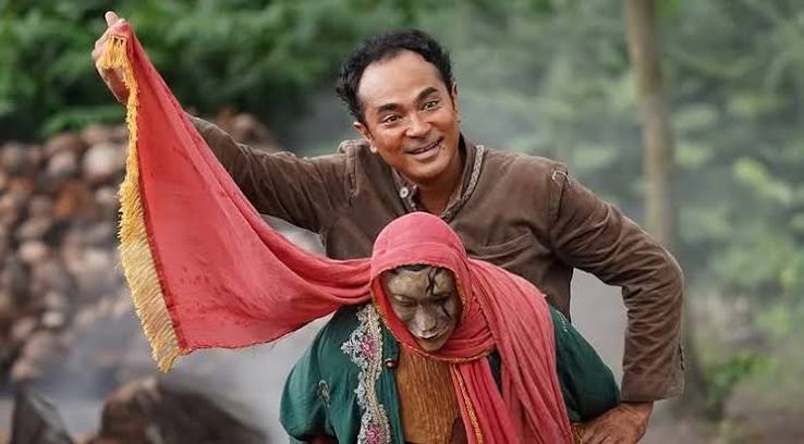 Badut Gendong hadir sebagai film horor Indonesia yang memadukan teror supranatural, kutukan misterius, dan aksi balas dendam yang mencekam. Kisahnya mengikuti seorang badut jalanan yang bertekad membalaskan kematian keluarganya, hingga kutukan kuno di kampung halamannya mengubah suasana karnaval menjadi kekacauan mematikan. Seberapa jauh kamu mengenal cerita, karakter, dan fakta menarik di balik film Badut Gendong? Ikuti kuis trivia ini dan buktikan seberapa jago kamu mengenal film horor yang satu ini!
