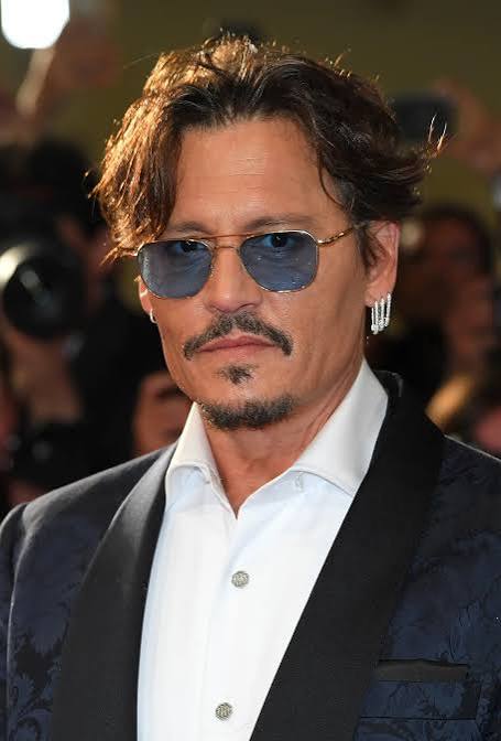 Johnny Depp dikenal sebagai salah satu aktor Hollywood paling ikonik berkat kemampuan aktingnya yang unik dan perannya dalam berbagai film populer. Mulai dari karakter Kapten Jack Sparrow yang eksentrik dalam Pirates of the Caribbean hingga tokoh-tokoh nyentrik lainnya, Depp selalu berhasil menghadirkan penampilan yang berkesan di layar lebar. Seberapa jauh kamu mengenal perjalanan karier, kehidupan, dan fakta menarik tentang Johnny Depp? Ikuti kuis trivia ini dan buktikan apakah kamu benar-benar penggemar sejatinya!