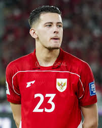 Justin Hubner dikenal sebagai salah satu pemain sepak bola yang menarik perhatian para penggemar Timnas Indonesia berkat gaya bermainnya yang penuh semangat dan karakter kuat di lini pertahanan. Bek yang memiliki darah Indonesia ini menjadi sorotan lewat perjalanan kariernya di dunia sepak bola, pengalaman bermain di luar negeri, hingga kiprahnya bersama skuad Garuda. Seberapa jauh kamu mengenal kehidupan, perjalanan karier, dan fakta menarik tentang Justin Hubner? Yuk, ikuti kuis trivia ini dan buktikan kalau kamu adalah penggemar sejati!